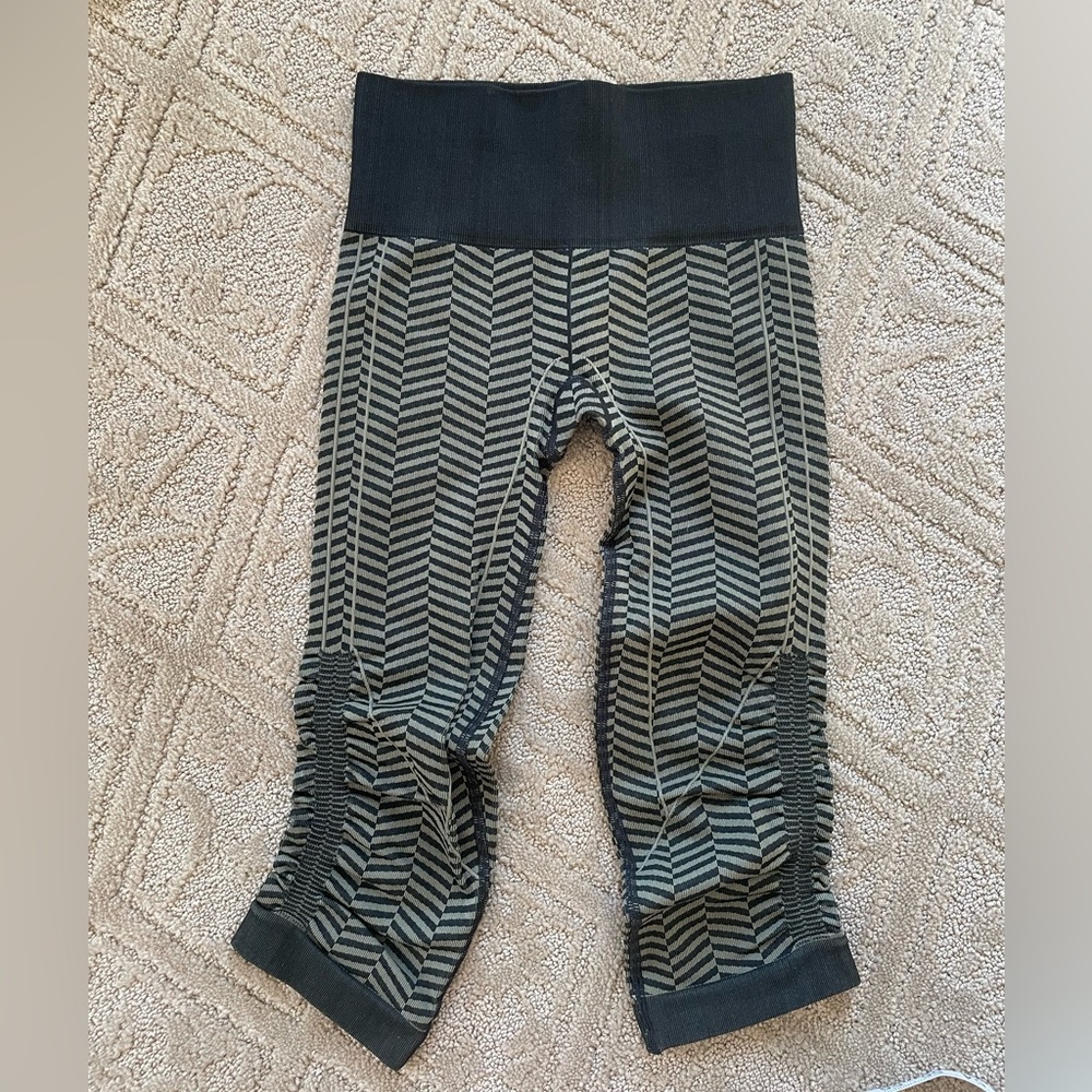 Lululemon women’s size 2 cropped leggings Green and black stripes cinched legs